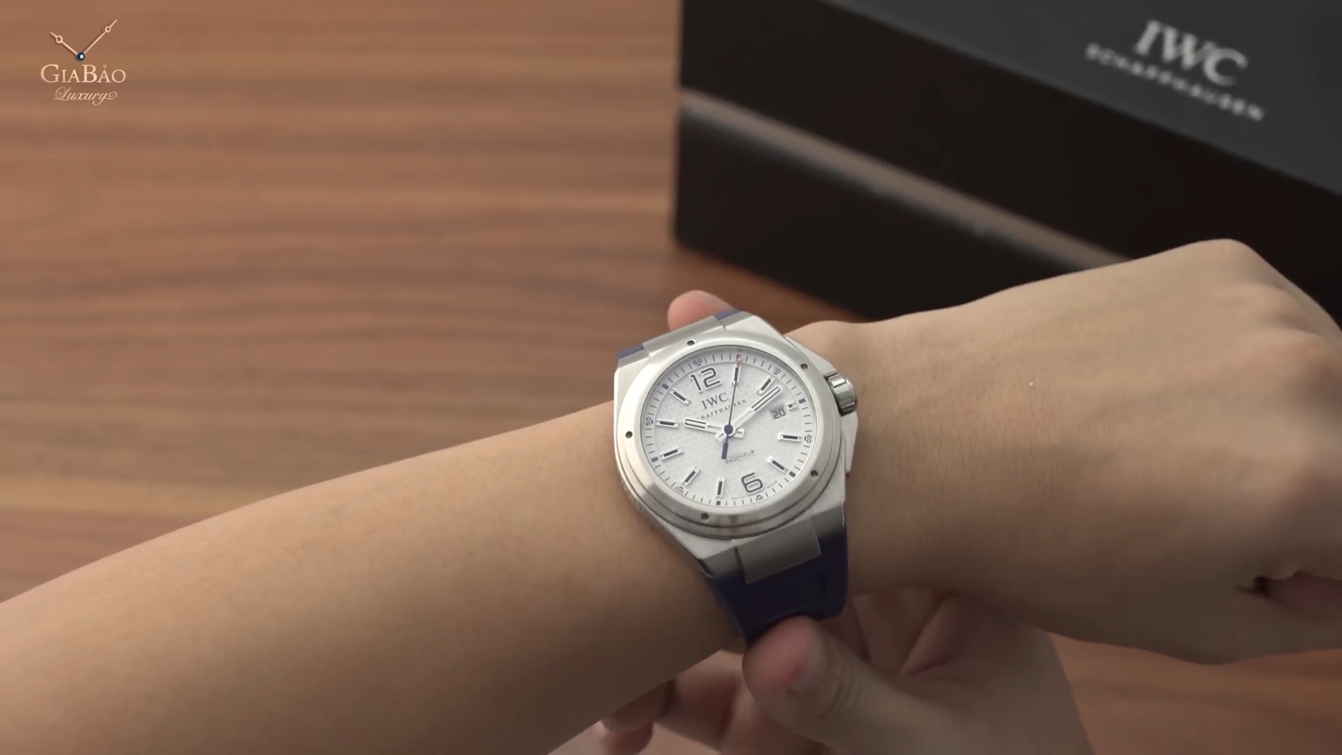 IWC Ingenieur Plastiki 46 mm trên cổ tay