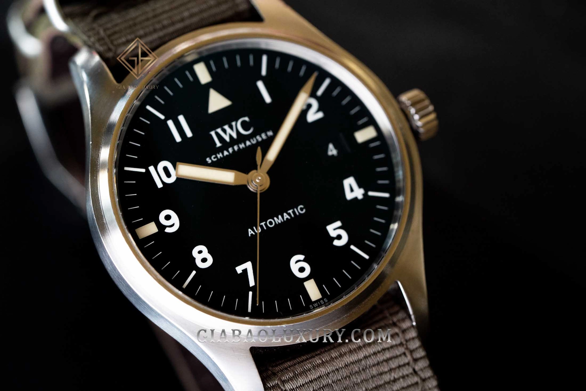 IWC Mark XVIII Tribute to Mark XI IW327007: mặt số đen với cọc phát quang màu be