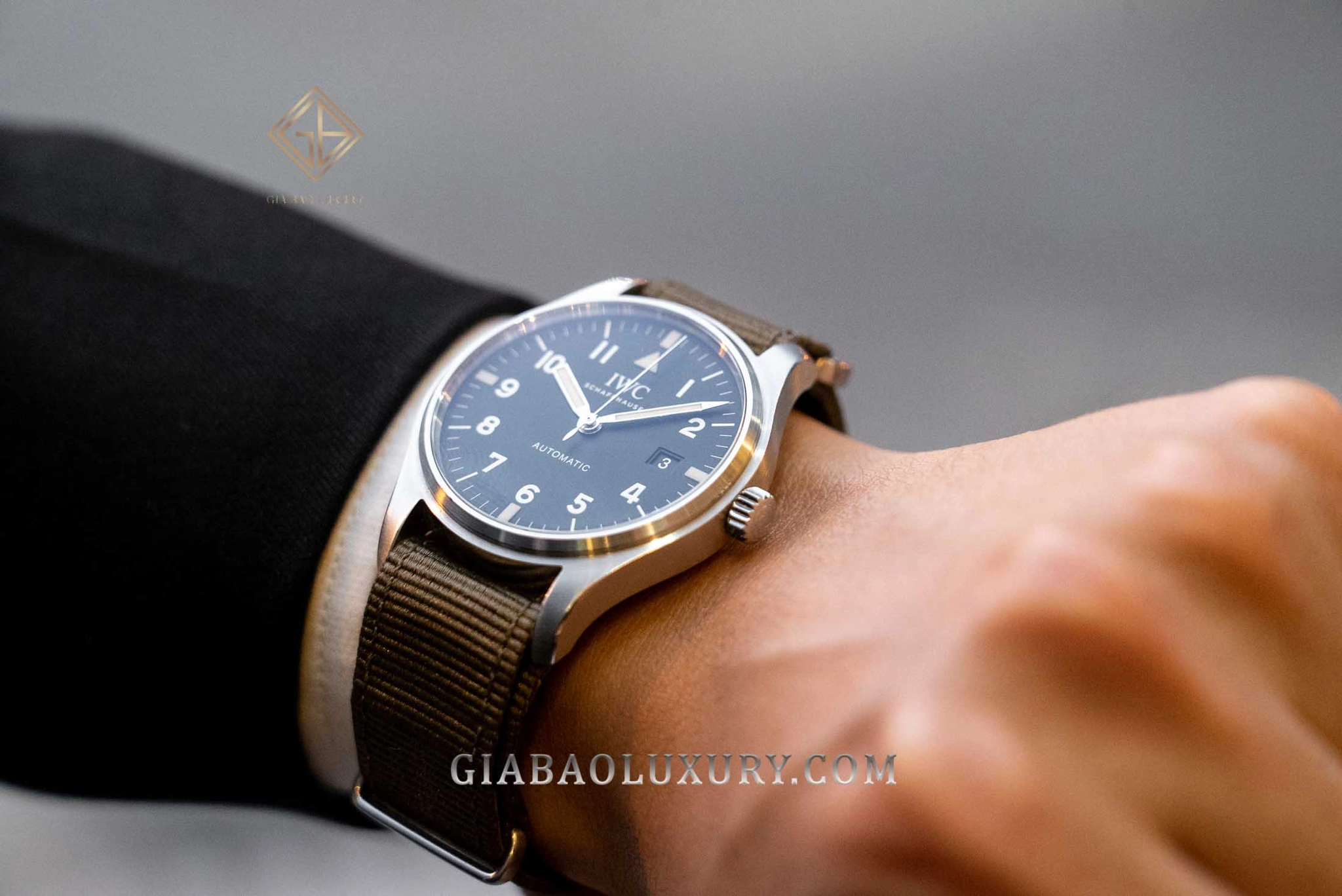 IWC Mark XVIII Tribute to Mark XI IW327007: IW327007 trên cổ tay với dây textile