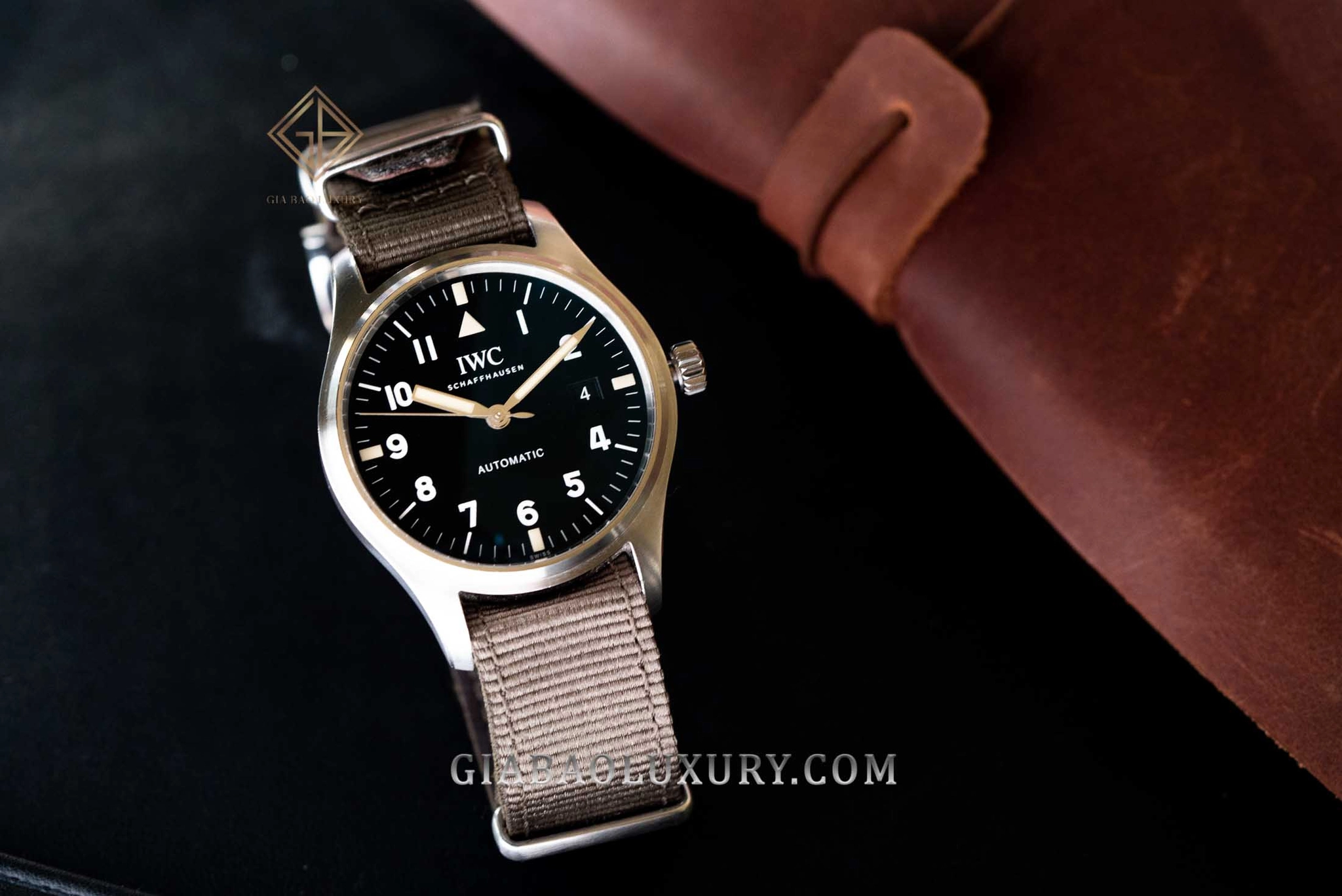 IWC Mark XVIII Tribute to Mark XI IW327007: toàn cảnh mặt số và dây kiểu NATO