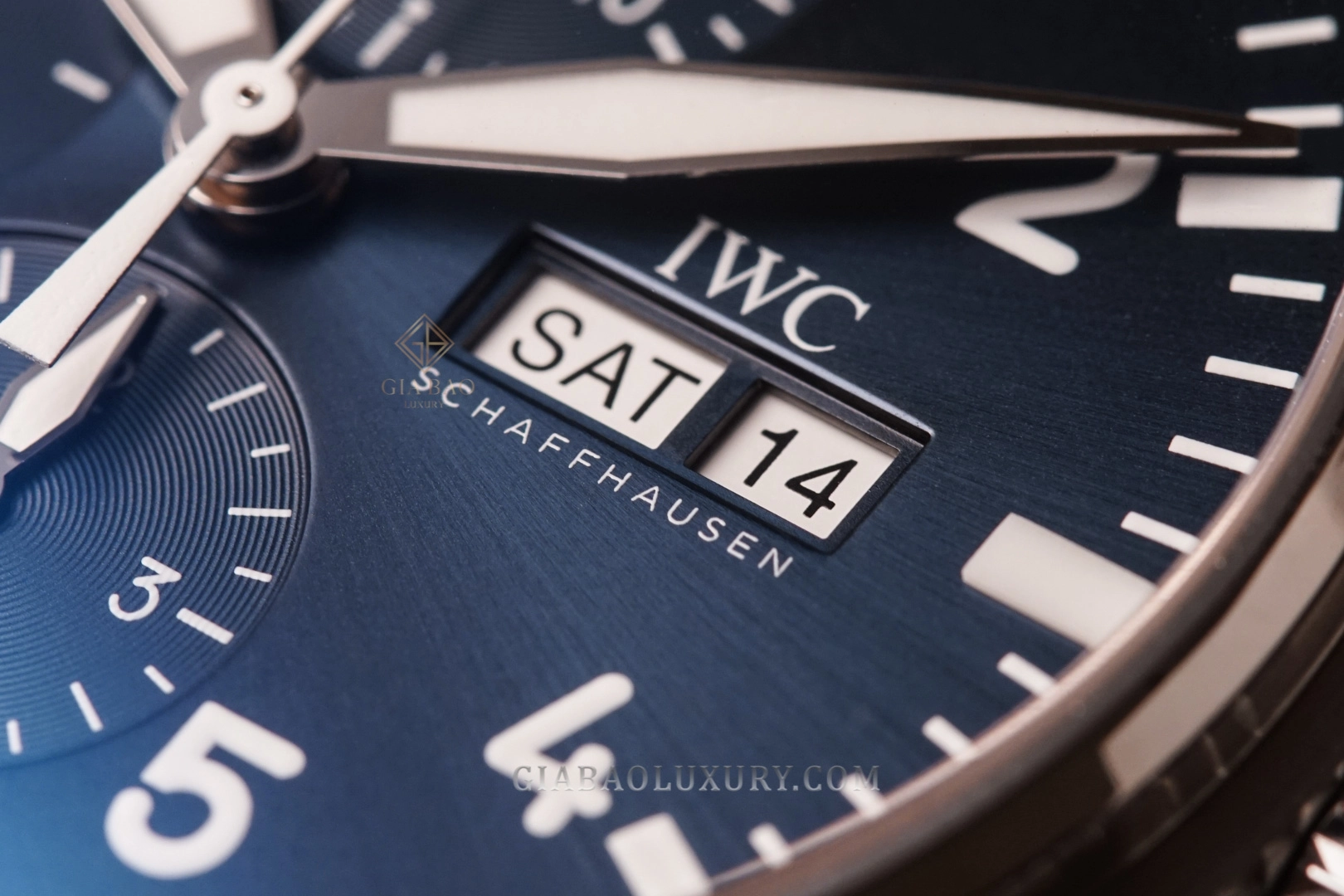 IWC Pilot’s Watch Chronograph Edition Le Petit Prince IW377717: mặt số xanh Le Petit Prince và ba mặt phụ