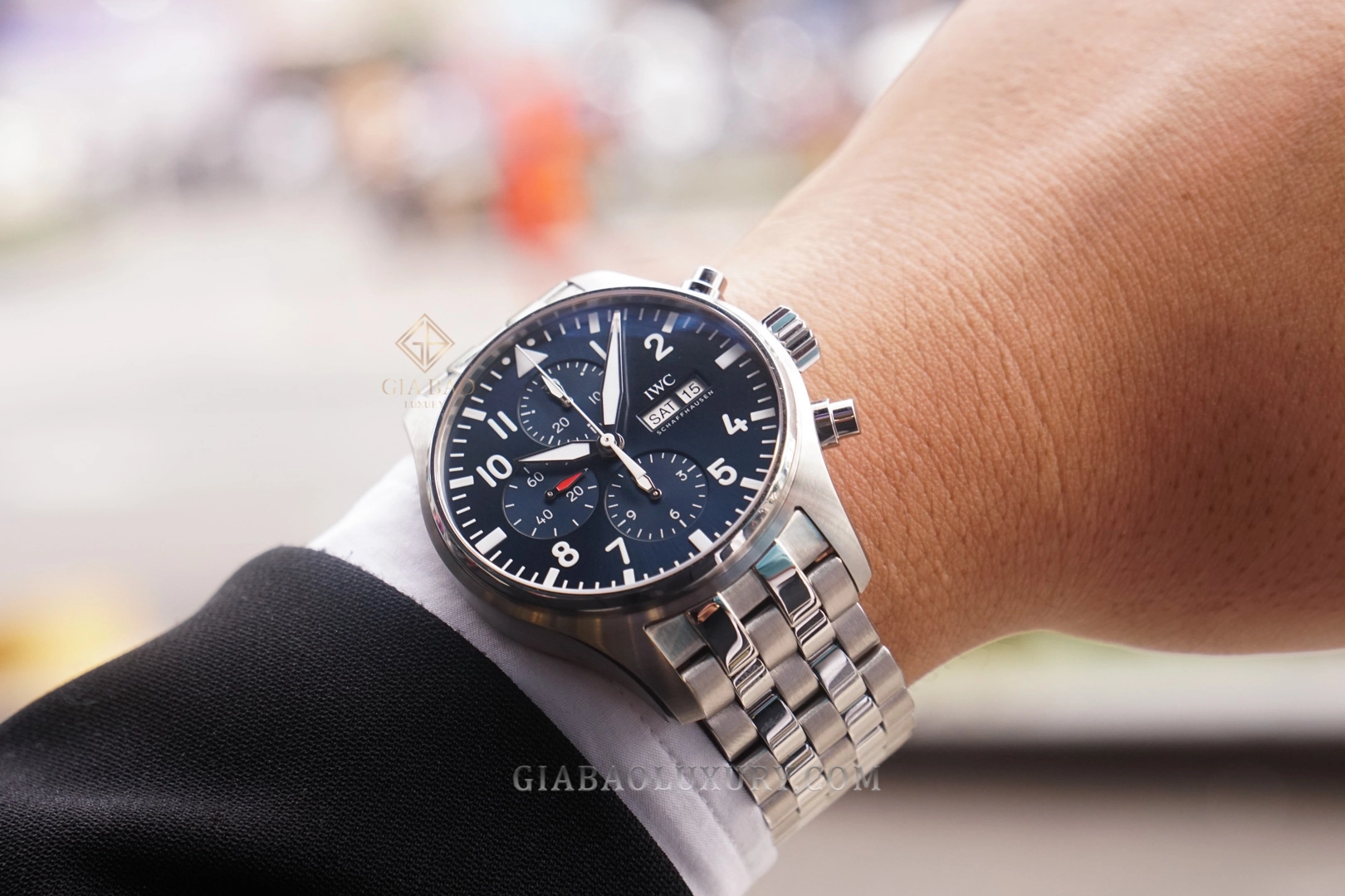 IWC Pilot’s Watch Chronograph Edition Le Petit Prince IW377717: vỏ thép 43 mm nhìn nghiêng