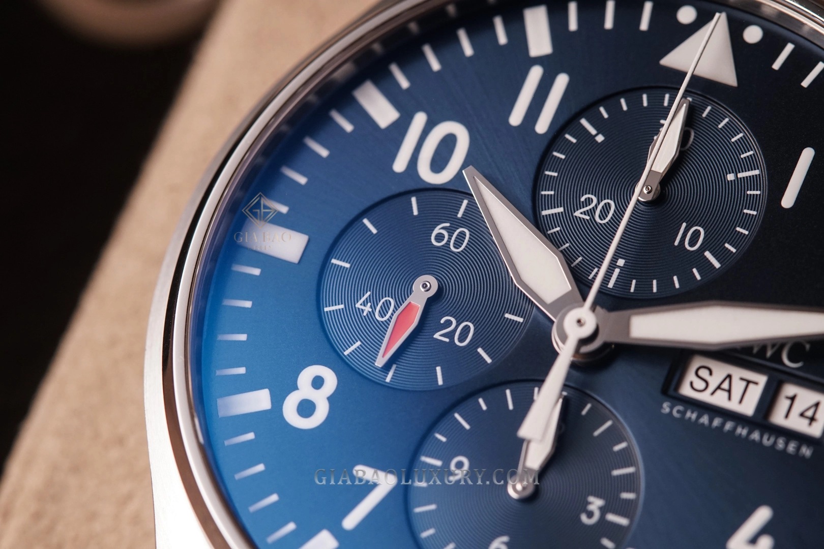IWC Pilot’s Watch Chronograph Edition Le Petit Prince IW377717: nút bấm chronograph và núm vặn