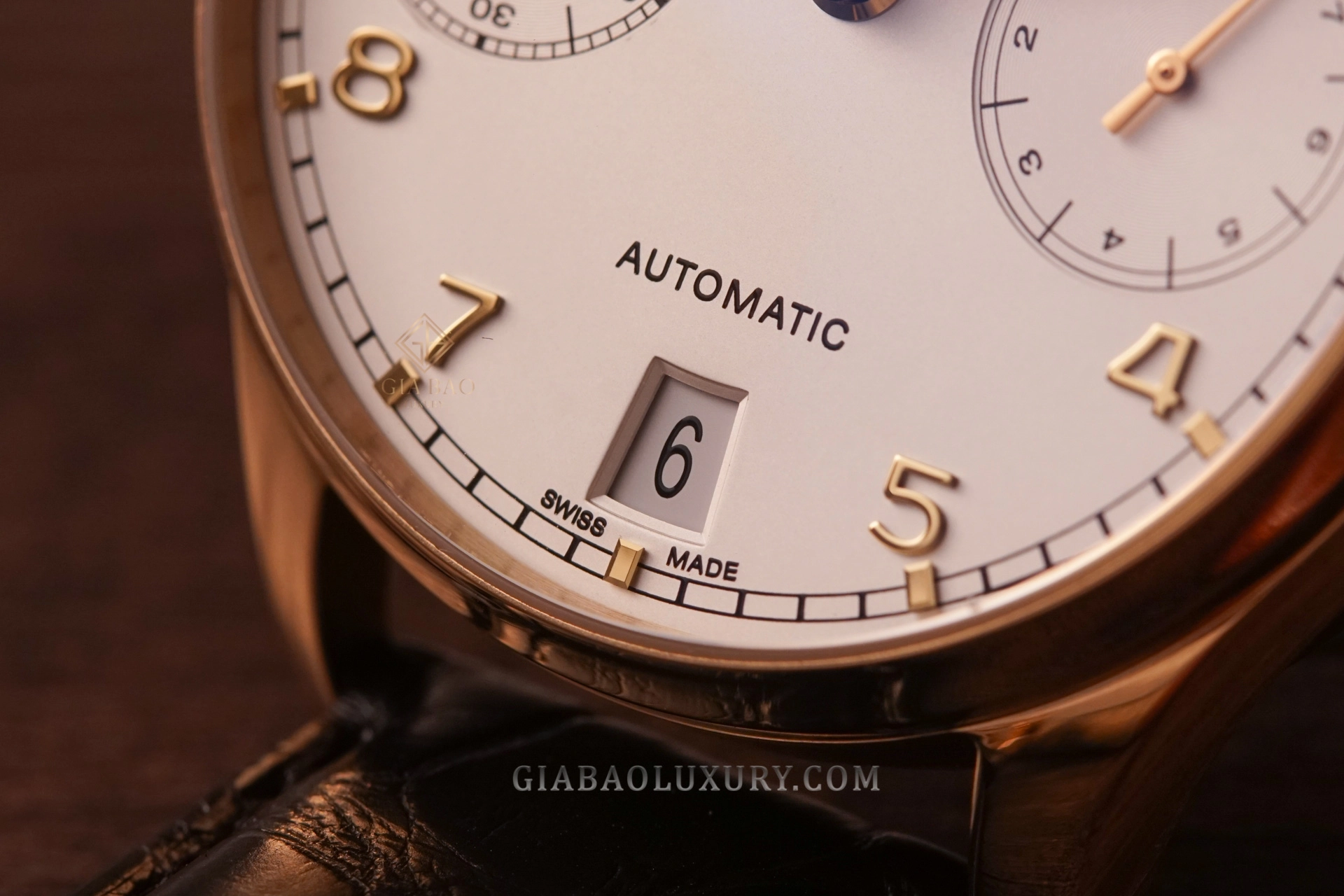 IWC Portugieser Automatic IW5001-01: ô lịch ngày ở vị trí 6 giờ