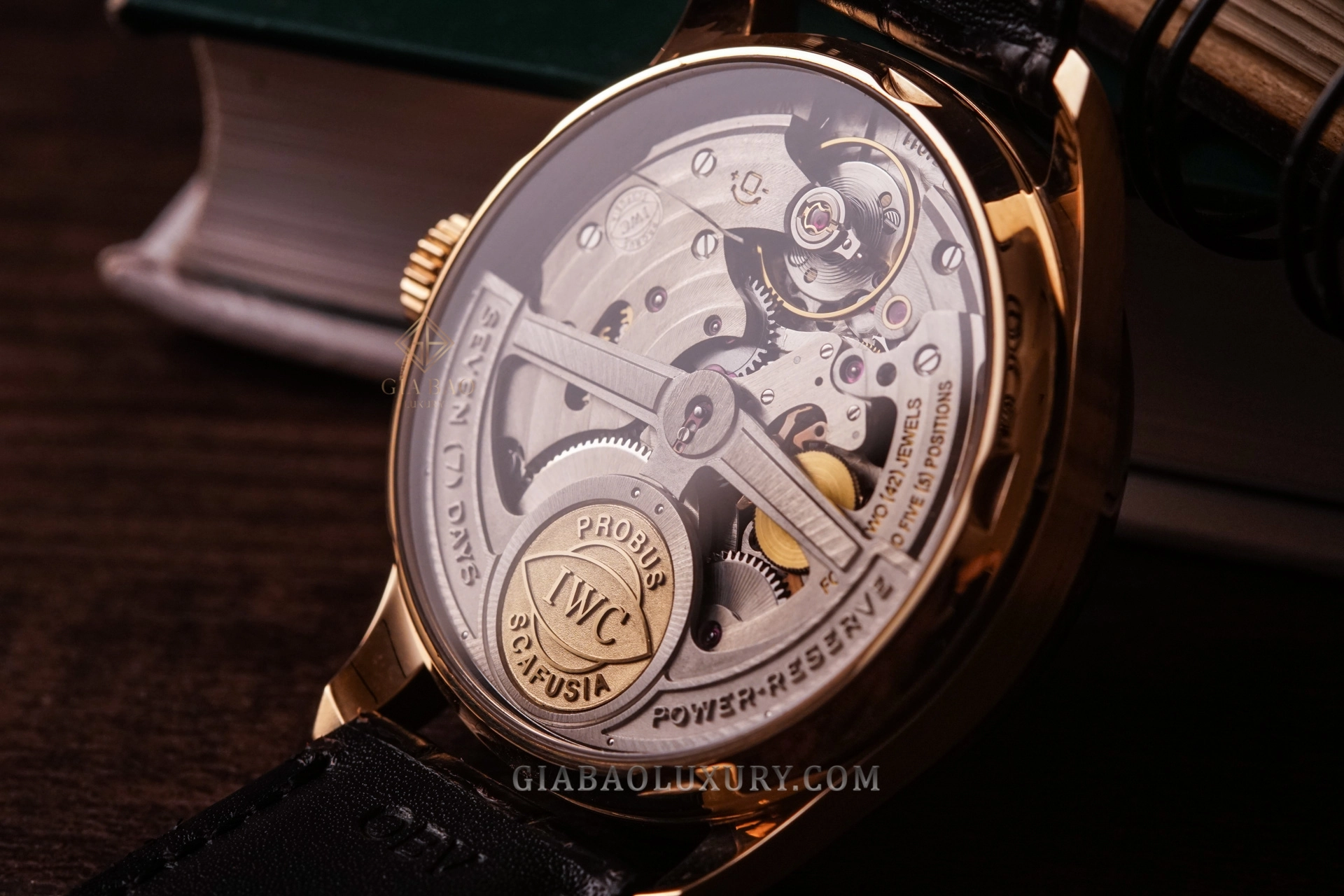 IWC Portugieser Automatic IW5001-01: calibre 51011 nhìn qua đáy sapphire