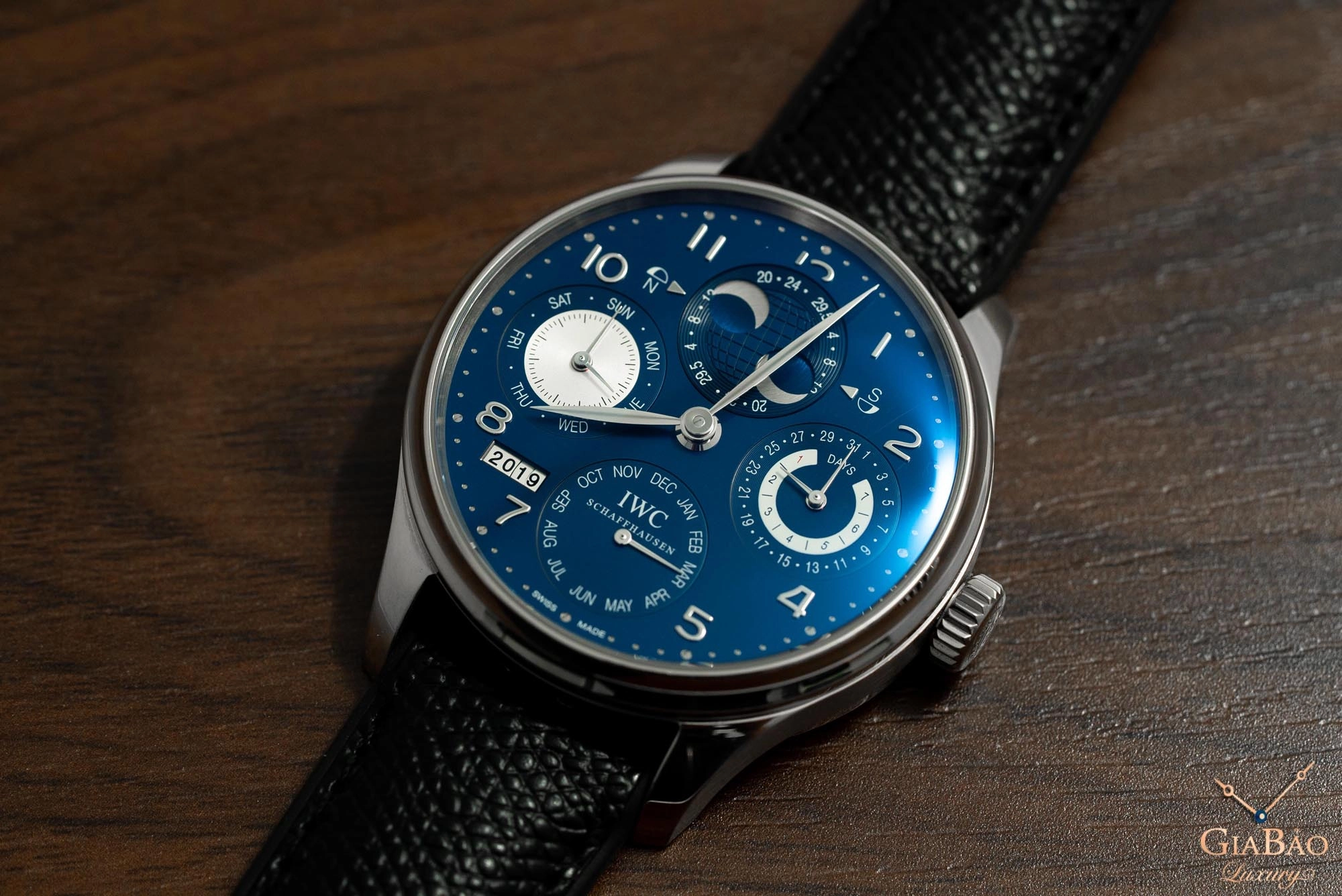 IWC Portugieser Perpetual Calendar: lịch trăng hai bán cầu: toàn cảnh mặt số lịch vạn niên