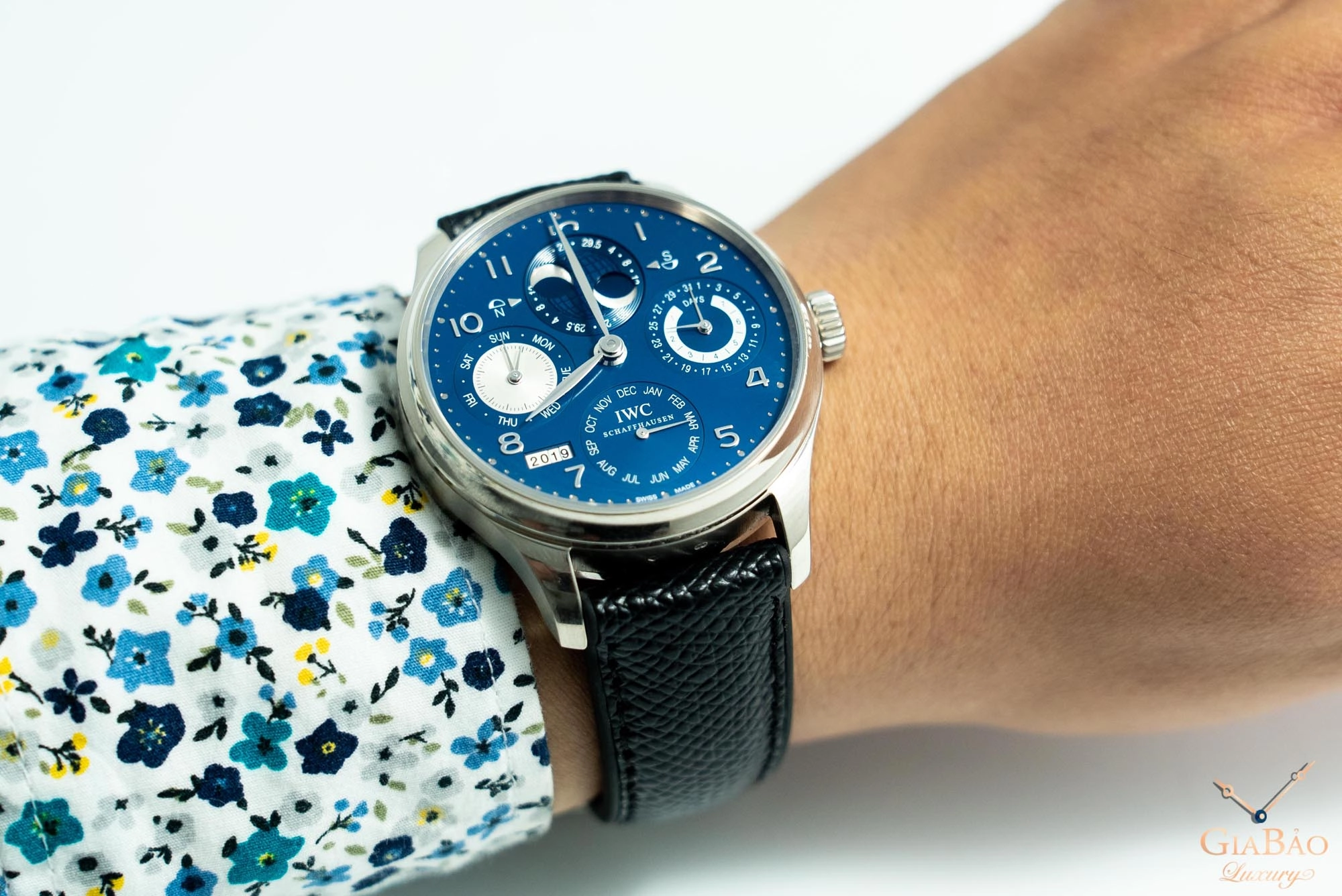 IWC Portugieser Perpetual Calendar: lịch trăng hai bán cầu: IWC Portugieser Perpetual Calendar trên cổ tay