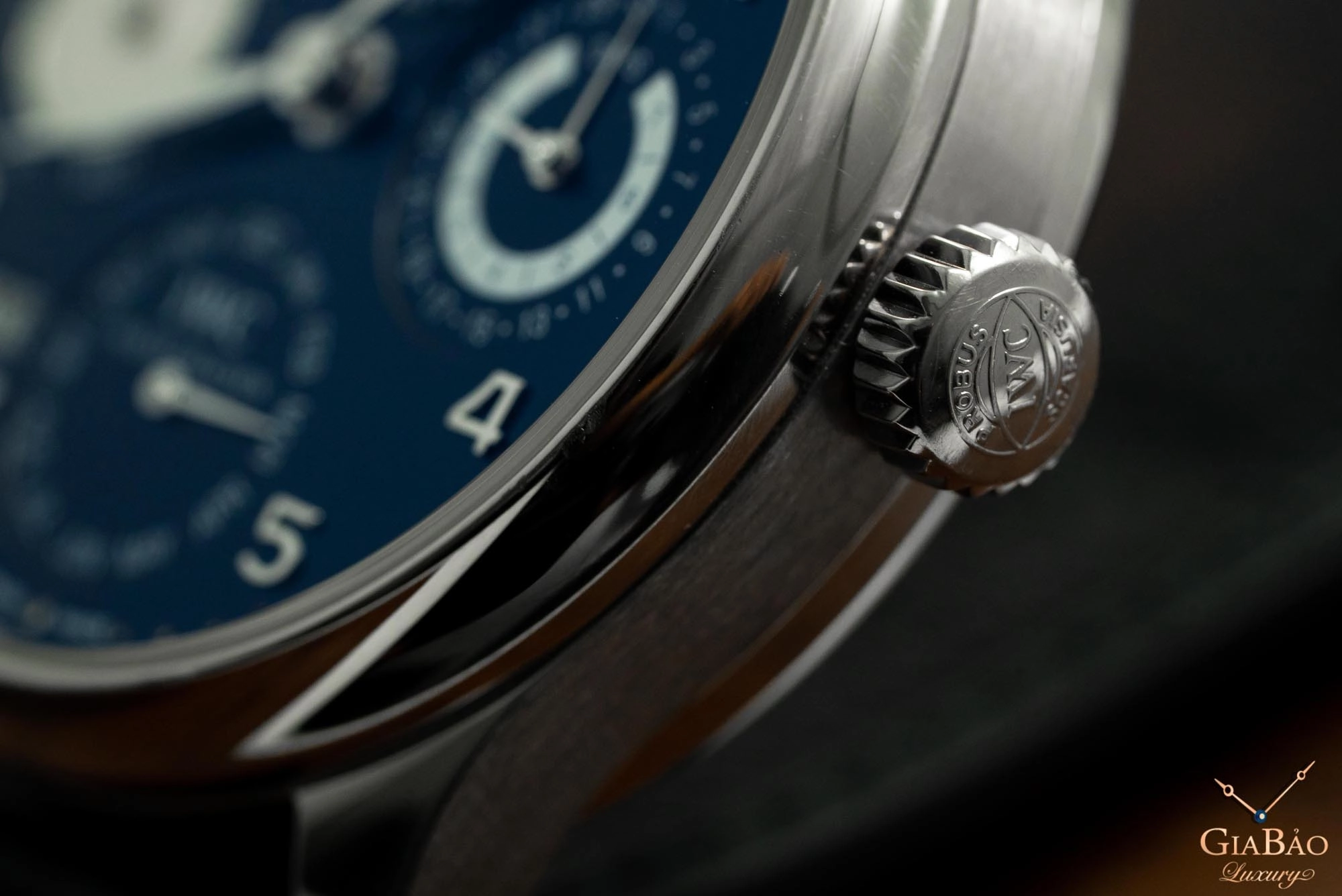 IWC Portugieser Perpetual Calendar: lịch trăng hai bán cầu: cạnh vỏ và núm chỉnh duy nhất