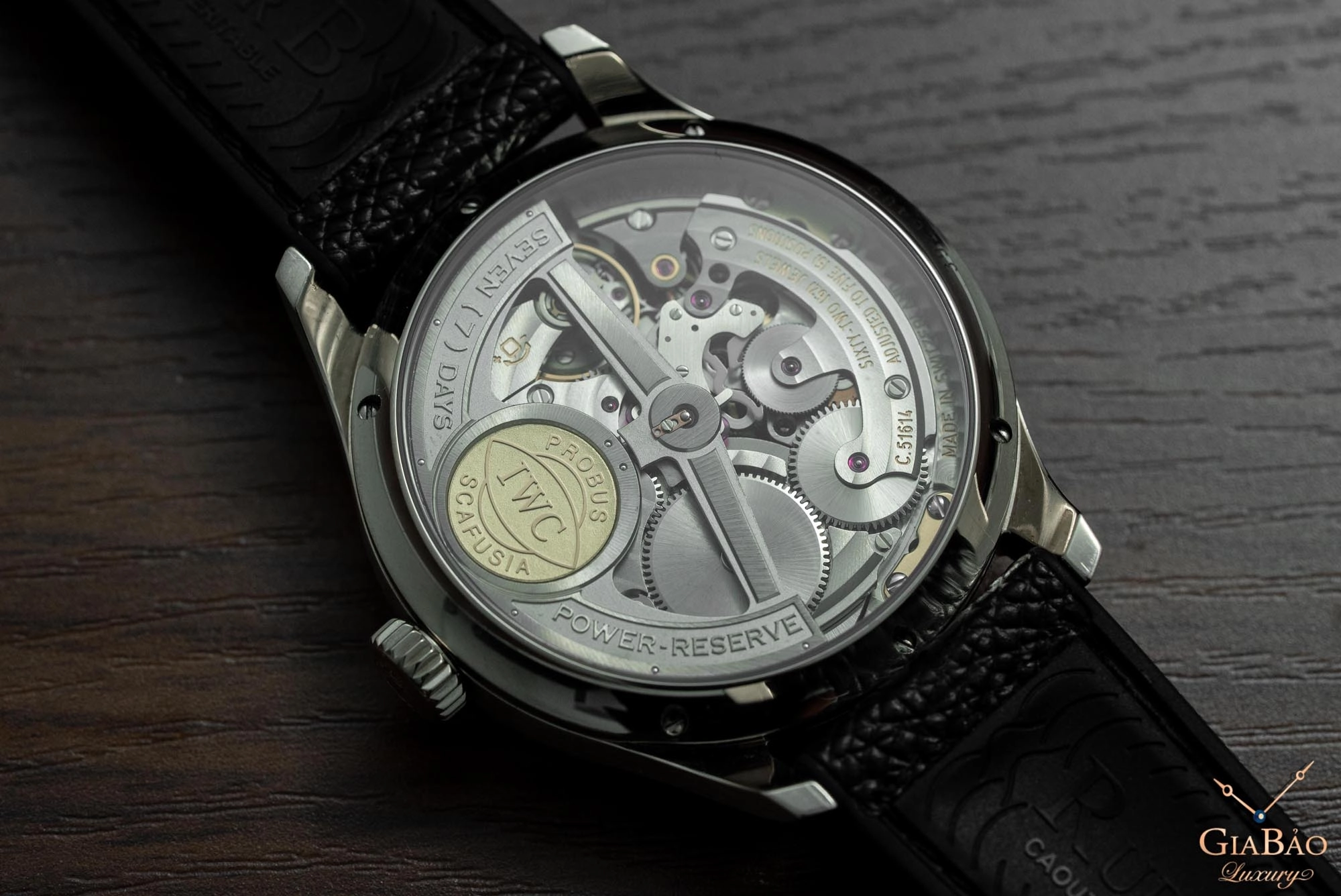 IWC Portugieser Perpetual Calendar: lịch trăng hai bán cầu: mặt đáy sapphire và calibre tự động