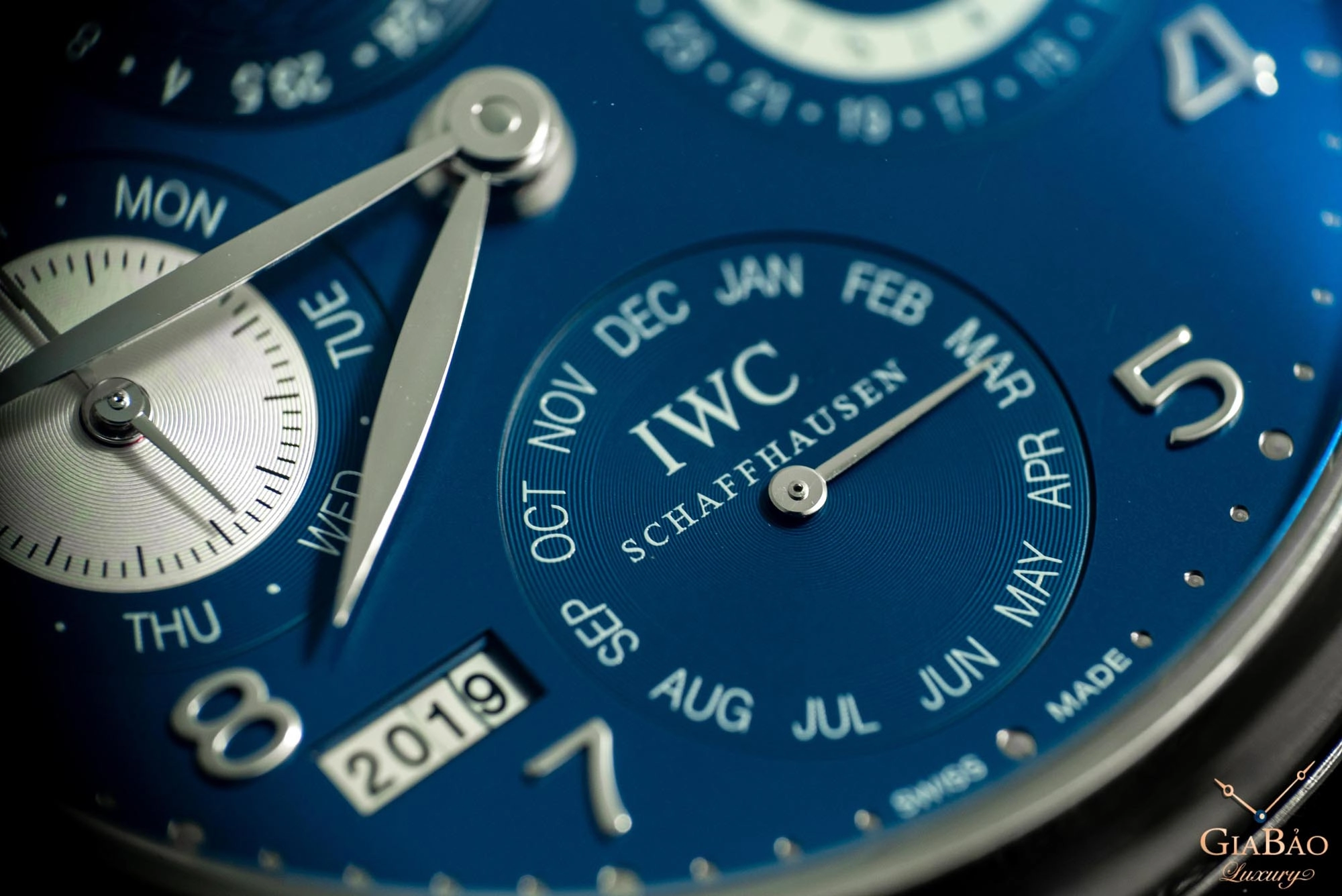 IWC Portugieser Perpetual Calendar: lịch trăng hai bán cầu: hiển thị thứ tháng và năm bốn chữ số