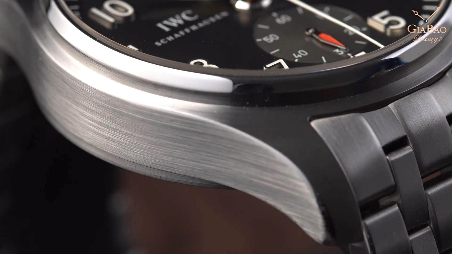 Cạnh vỏ và nút bấm chronograph của IWC Spitfire IW387804