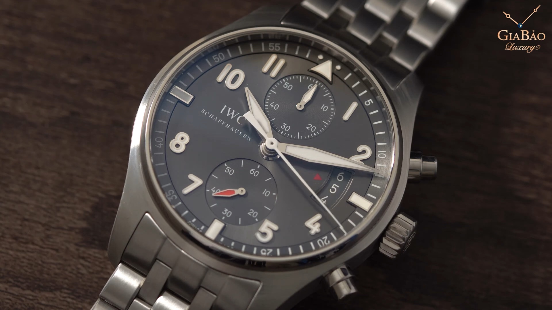 Mặt số xám slate của IWC Spitfire Chronograph IW387804