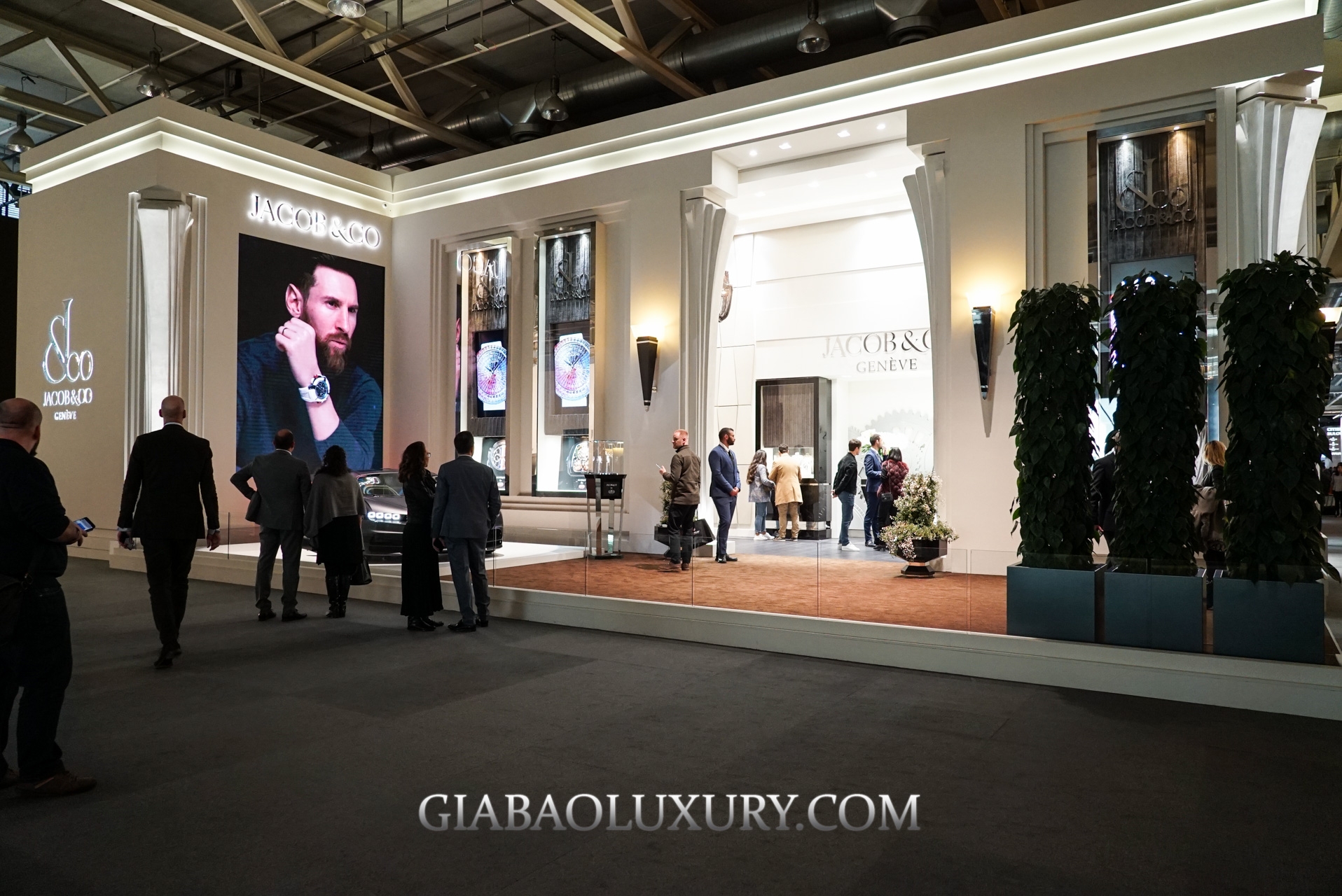 Jacob & Co. tại Baselworld 2019: gian hàng và Astronomia: xe Bugatti trưng bày phía trước gian hàng Jacob & Co. năm 2019