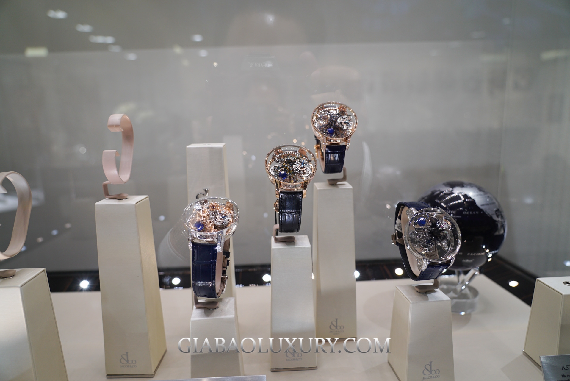 Jacob & Co. tại Baselworld 2019: gian hàng và Astronomia: khu vực trưng bày các biến thể Astronomia