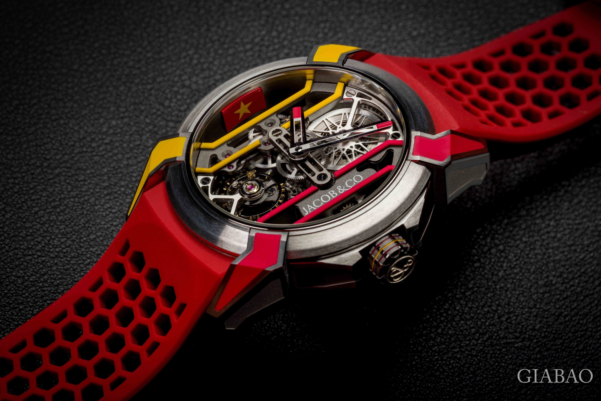 Jacob & Co. Epic X Vietnam Limited Edition: Vỏ titanium và dây cao su đỏ của Epic X Vietnam Limited Edition
