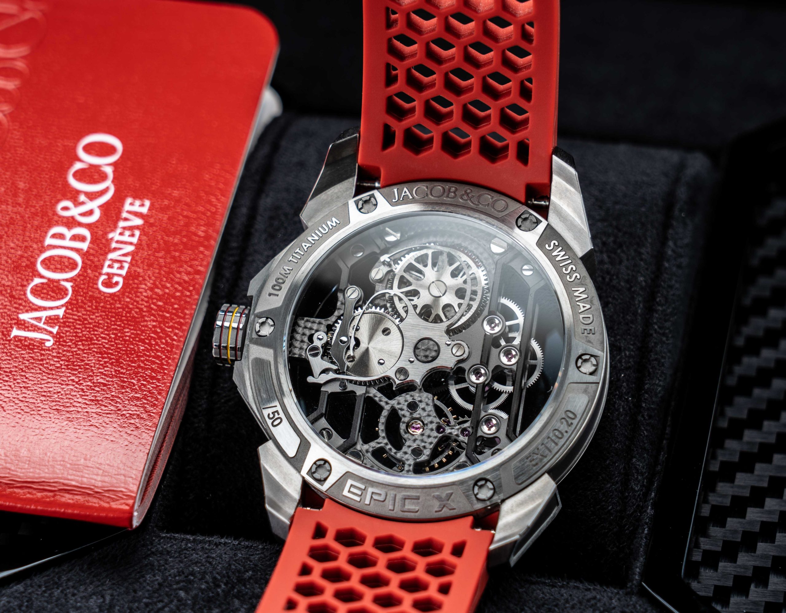 Jacob & Co. Epic X Vietnam Limited Edition: Mặt sau sapphire quan sát bộ máy của chiếc Epic X