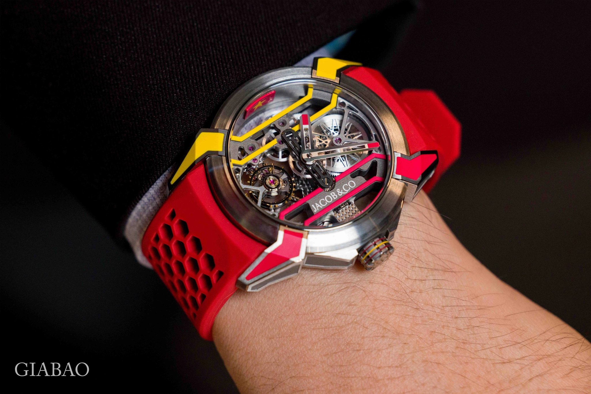 Jacob & Co. Epic X Vietnam Limited Edition: Tỷ lệ vỏ và cấu trúc skeleton của Epic X trên cổ tay