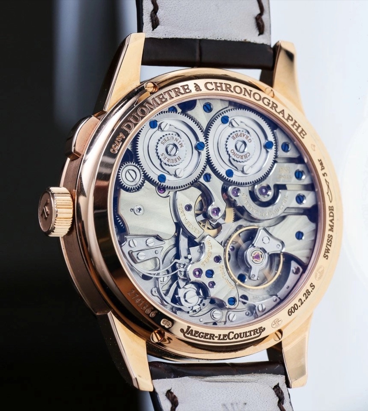 Jaeger-LeCoultre Duomètre à Chronographe: calibre 380 lên cót tay nhìn qua đáy sapphire