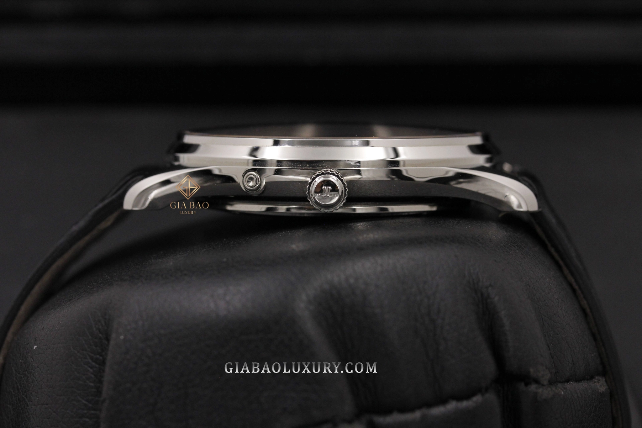 Jaeger-LeCoultre Master Ultra Thin Moon Q1368430: Bố cục lịch ngày và tuần trăng tại vị trí 6 giờ