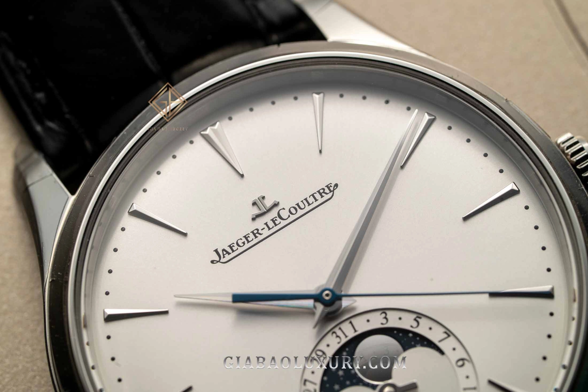 Jaeger-LeCoultre Master Ultra Thin Moon Q1368430: Mặt số bạc và kim Dauphine trong ảnh tư liệu gốc