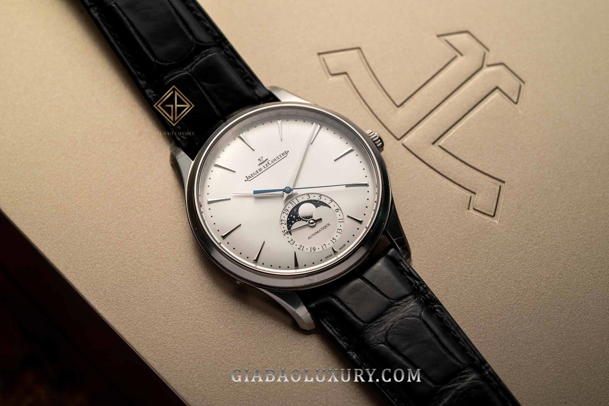 Jaeger-LeCoultre Master Ultra Thin Moon Q1368430: Mép bezel hẹp và cọc số trên Master Ultra Thin Moon