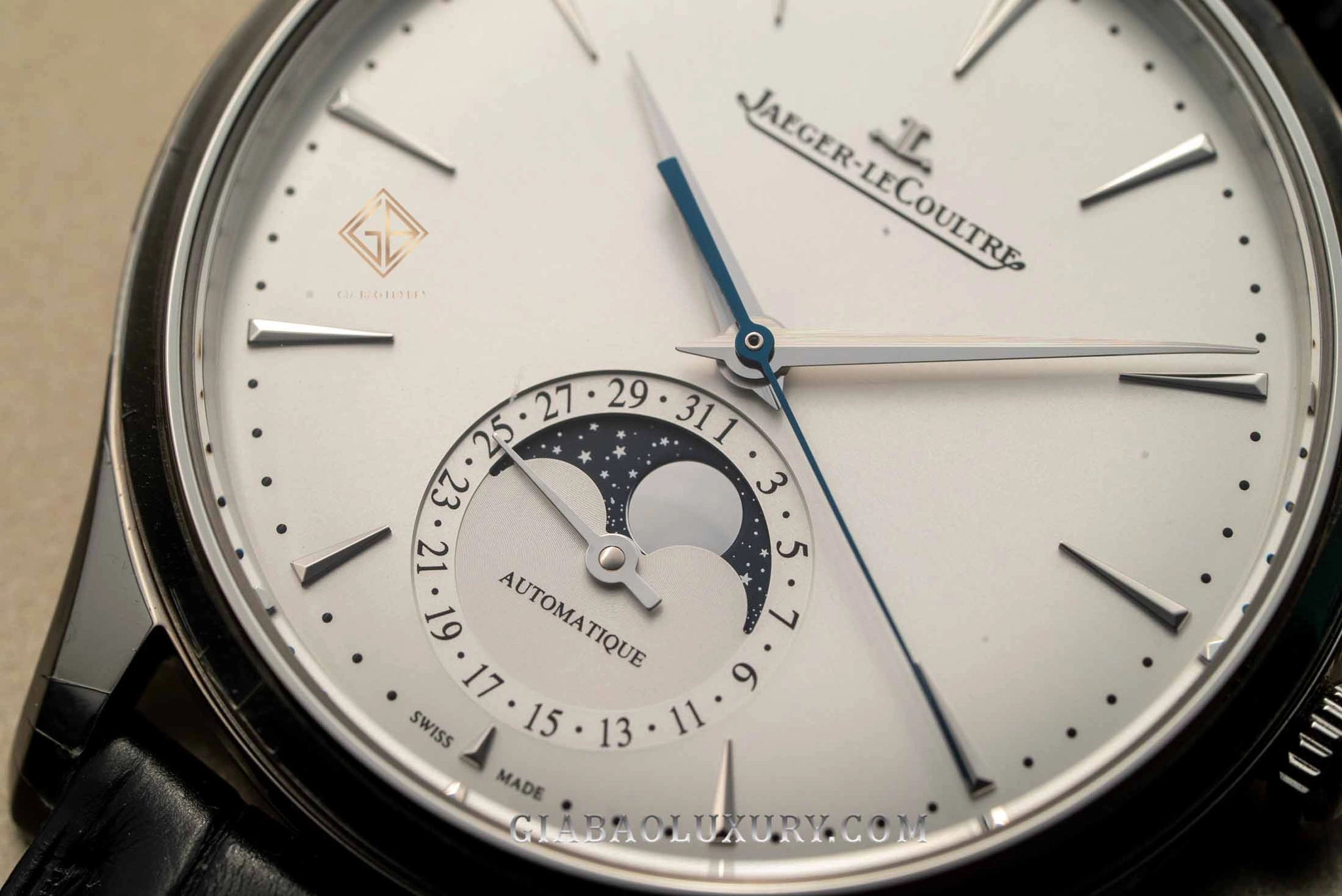 Jaeger-LeCoultre Master Ultra Thin Moon Q1368430: Mặt số lịch tuần trăng trong ánh sáng xiên