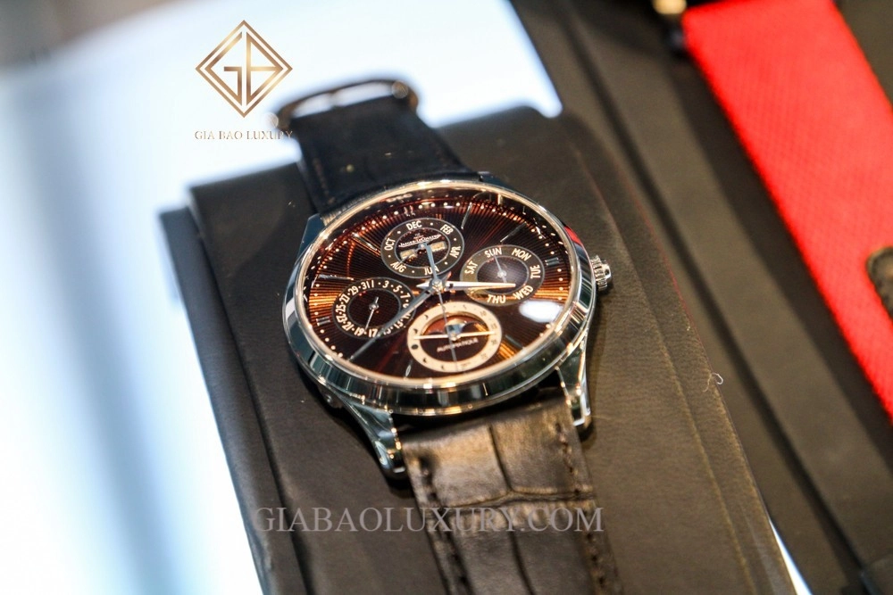 Jaeger-LeCoultre Perpetual Enamel Chestnut 2019: bố cục lịch vạn niên và lịch trăng