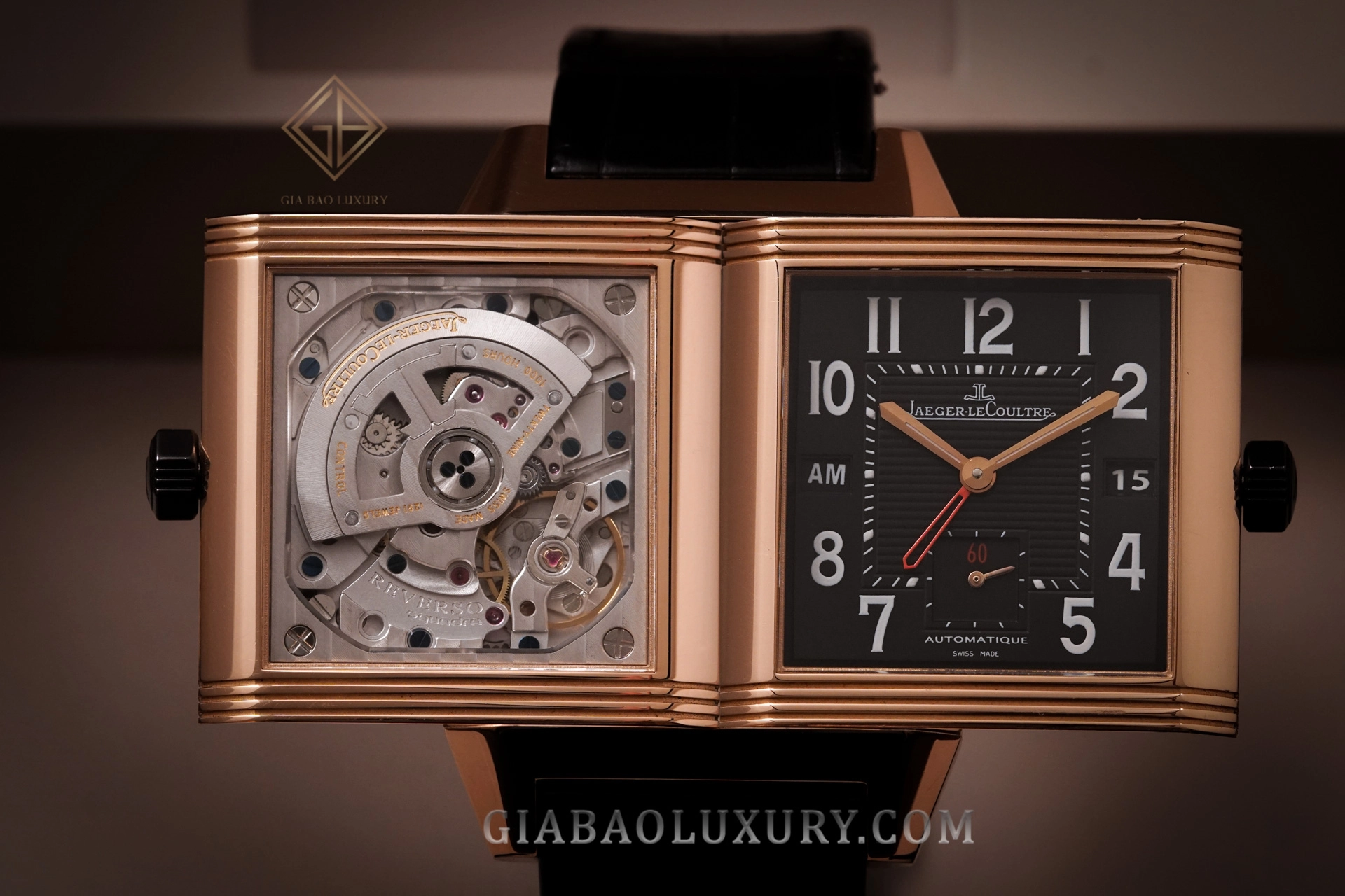 Jaeger-LeCoultre Reverso Squadra Hometime: hai mặt của Reverso Squadra Hometime khi mở vỏ lật