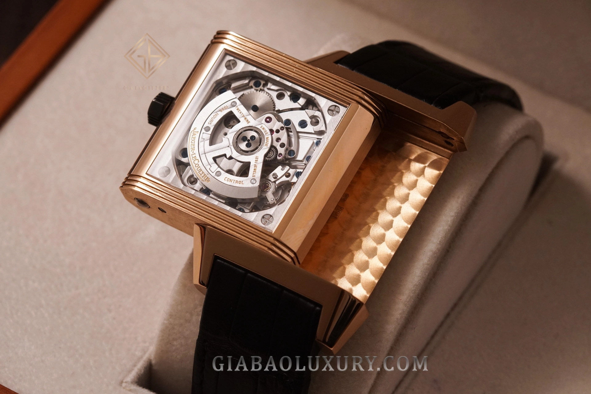Jaeger-LeCoultre Reverso Squadra Hometime: calibre 977 qua mặt kính sapphire