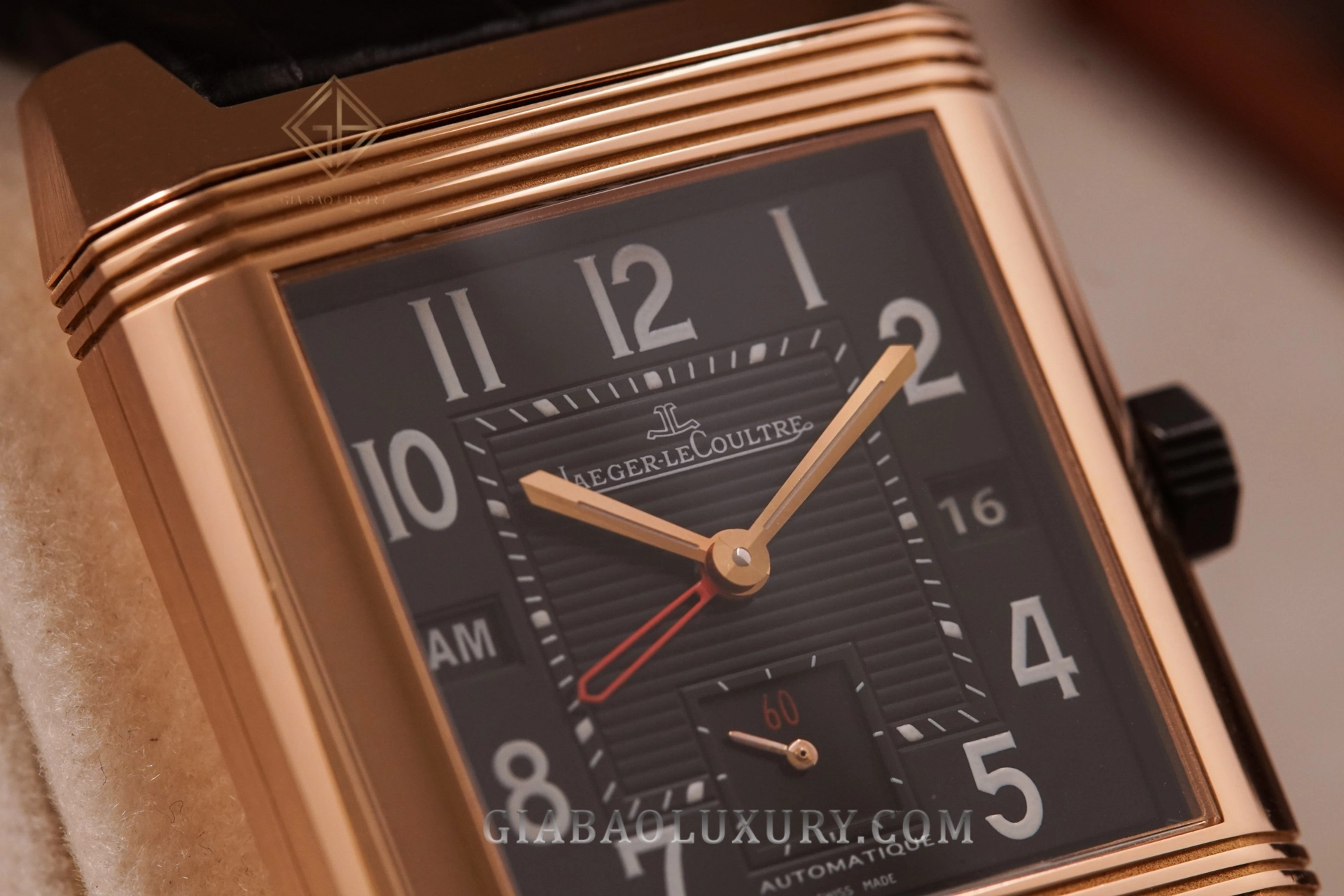Jaeger-LeCoultre Reverso Squadra Hometime: bố cục mặt số vuông của Reverso Squadra Hometime