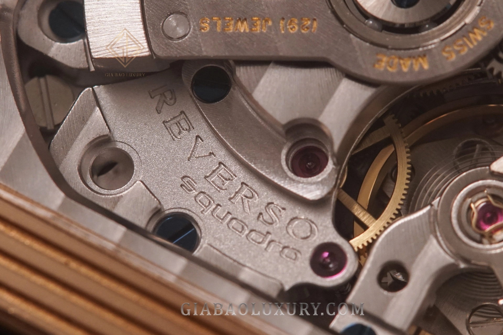 Jaeger-LeCoultre Reverso Squadra Hometime: chi tiết cầu máy và hoàn thiện calibre 977