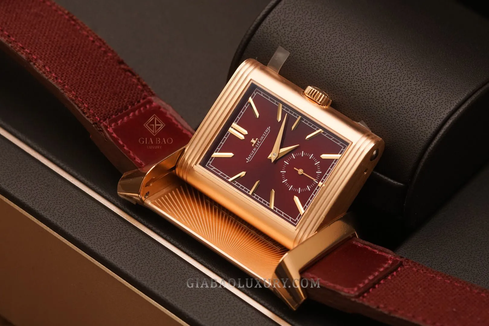 Jaeger-LeCoultre Reverso Tribute Duoface Fagliano: mặt số đỏ tía chải tia