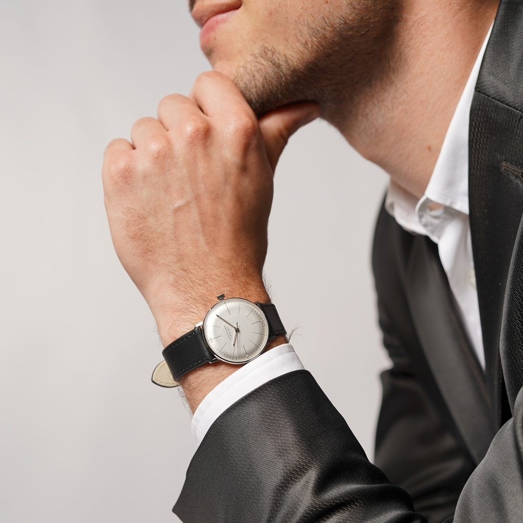 Đồng hồ Junghans Max Bill tối giản trên cổ tay
