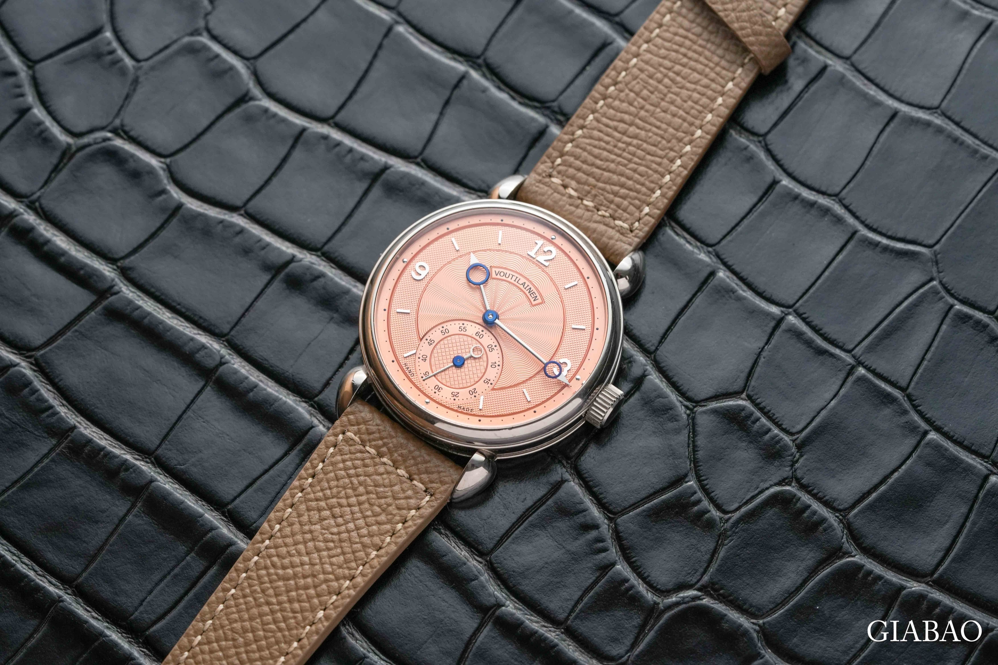 Kari Voutilainen Vingt-8 vàng trắng 39 mm, mặt số cá hồi, kim Observatoire và càng giọt nước trên nền da vân cá sấu