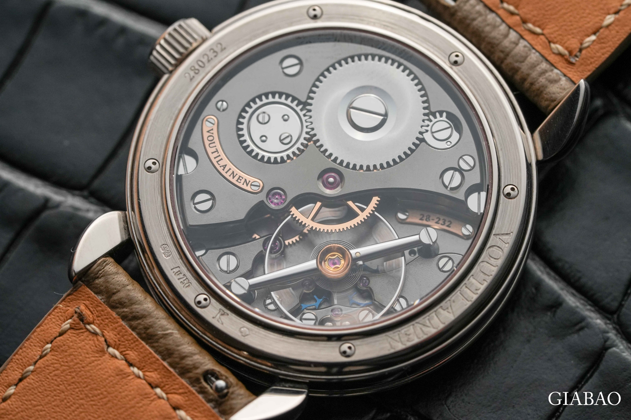 Mặt sau sapphire của Kari Voutilainen Vingt-8 với calibre 28, số máy 28-232 và số vỏ 280232