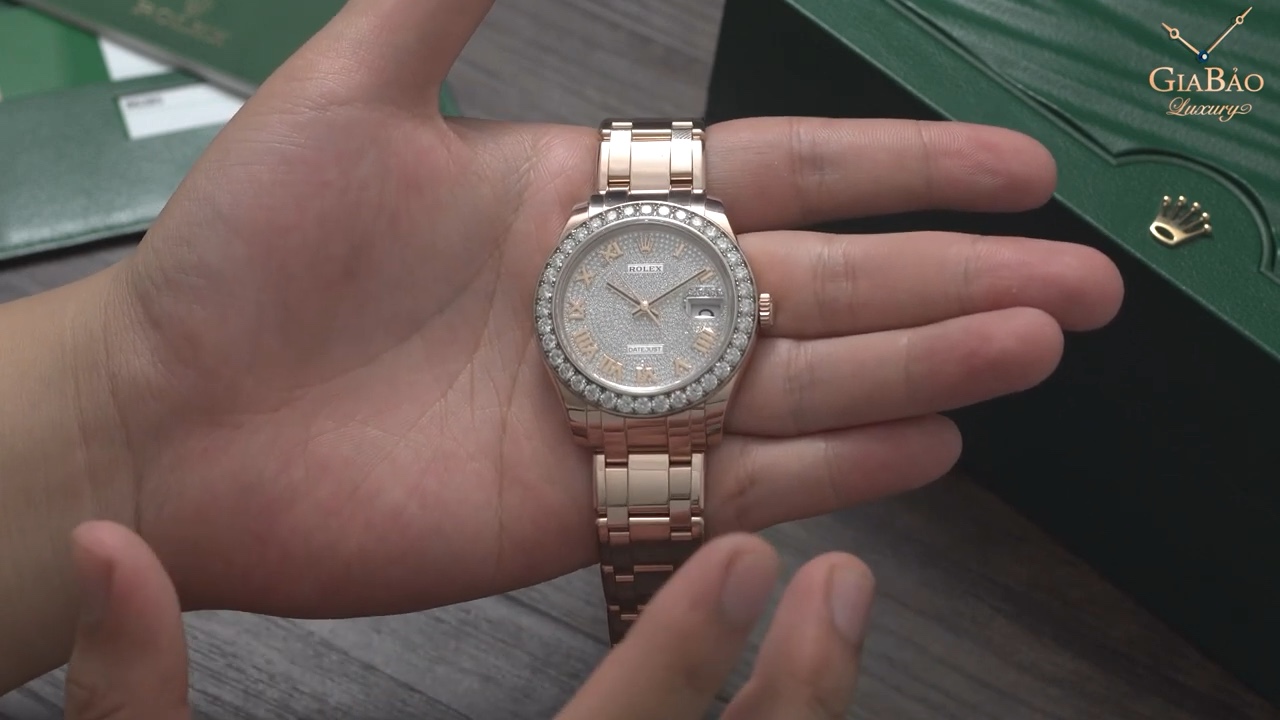 Rolex Pearlmaster 86285 trên lòng bàn tay