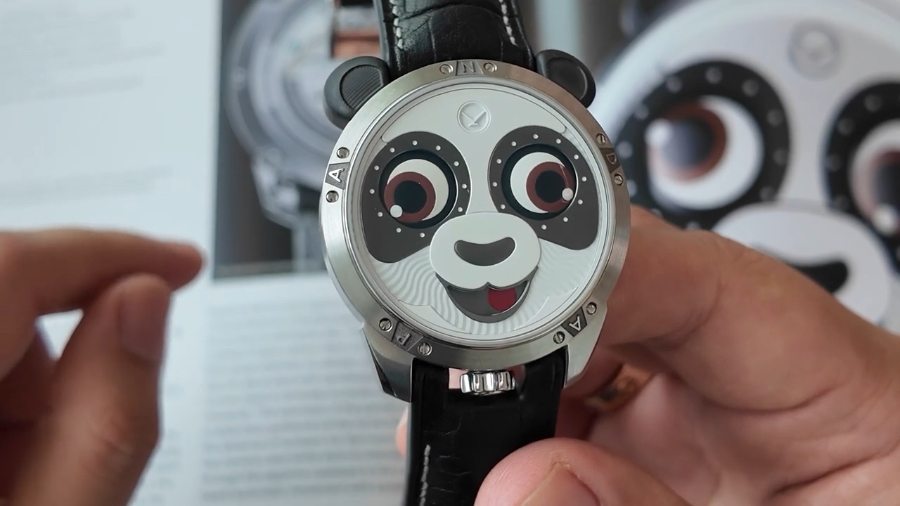 Họa tiết guilloché gợn sóng trên mặt Chaykin Panda