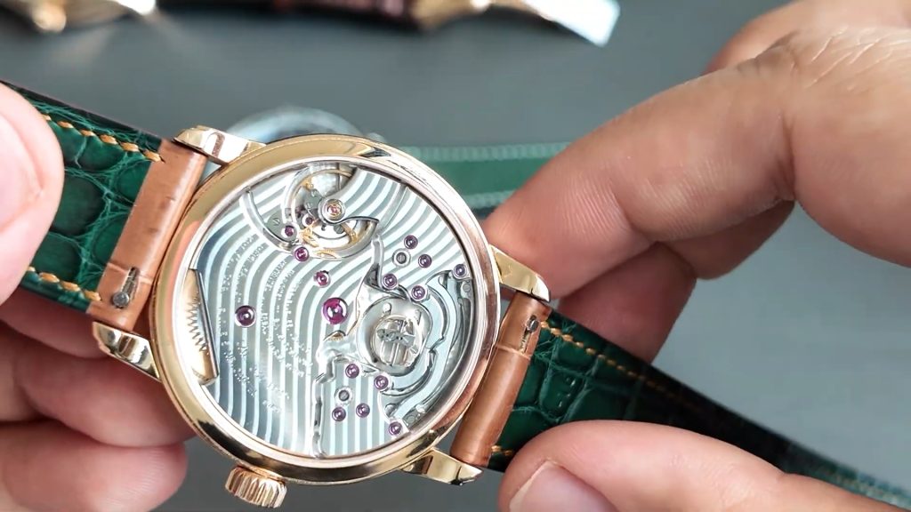 Bộ máy Krayon calibre C030 nhìn qua đáy sapphire với vân sóng lấy cảm hứng hồ Neuchâtel