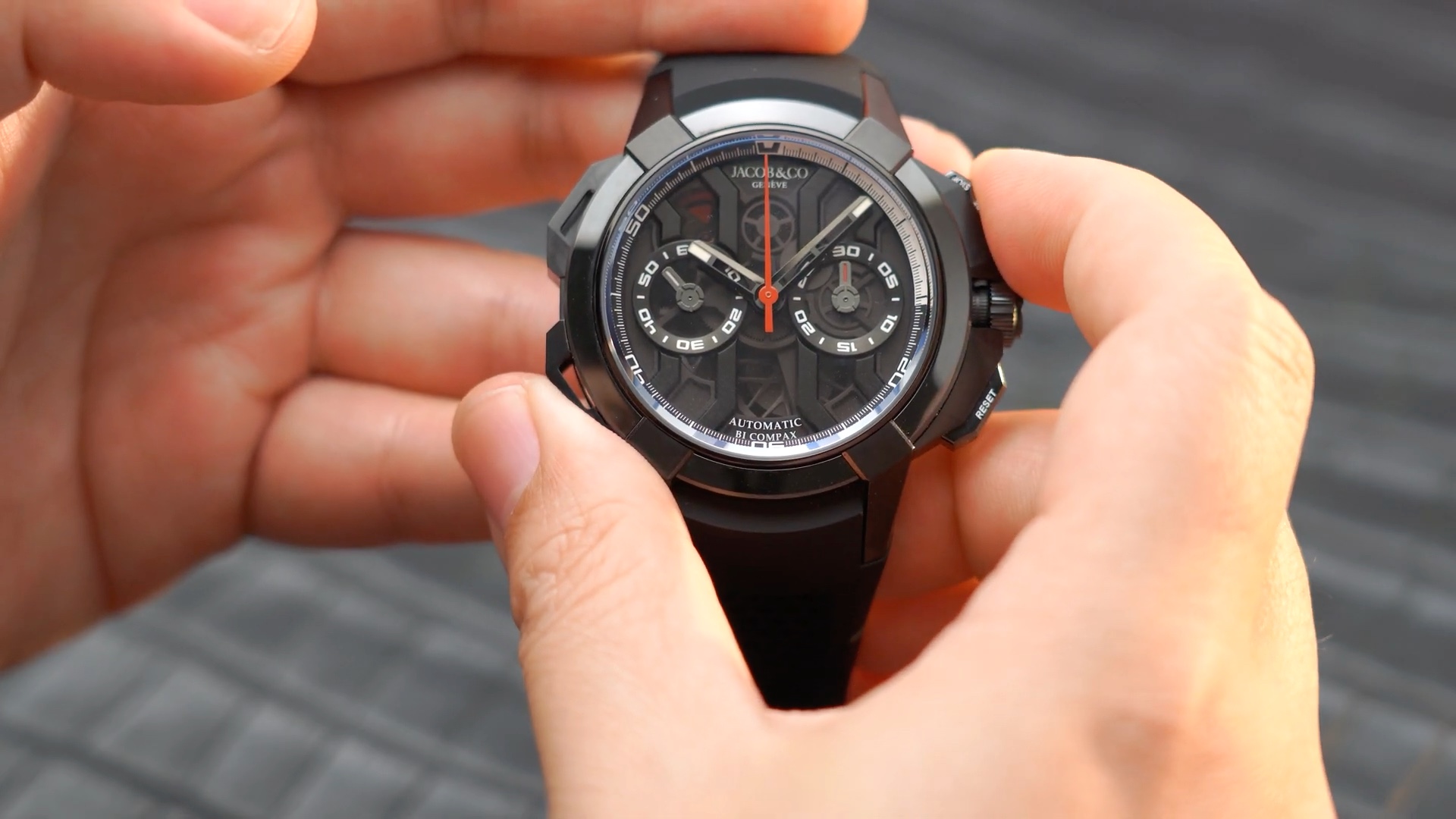 Jacob & Co. Epic X Chrono: titan và ceramic — cạnh vỏ