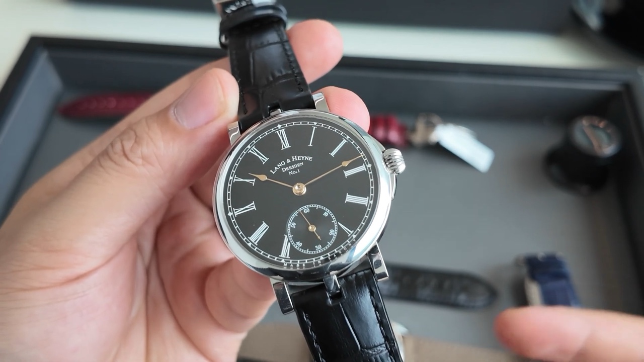 Lang & Heyne Friedrich III nhìn góc nghiêng, lộ vỏ thép và tai càng thẳng