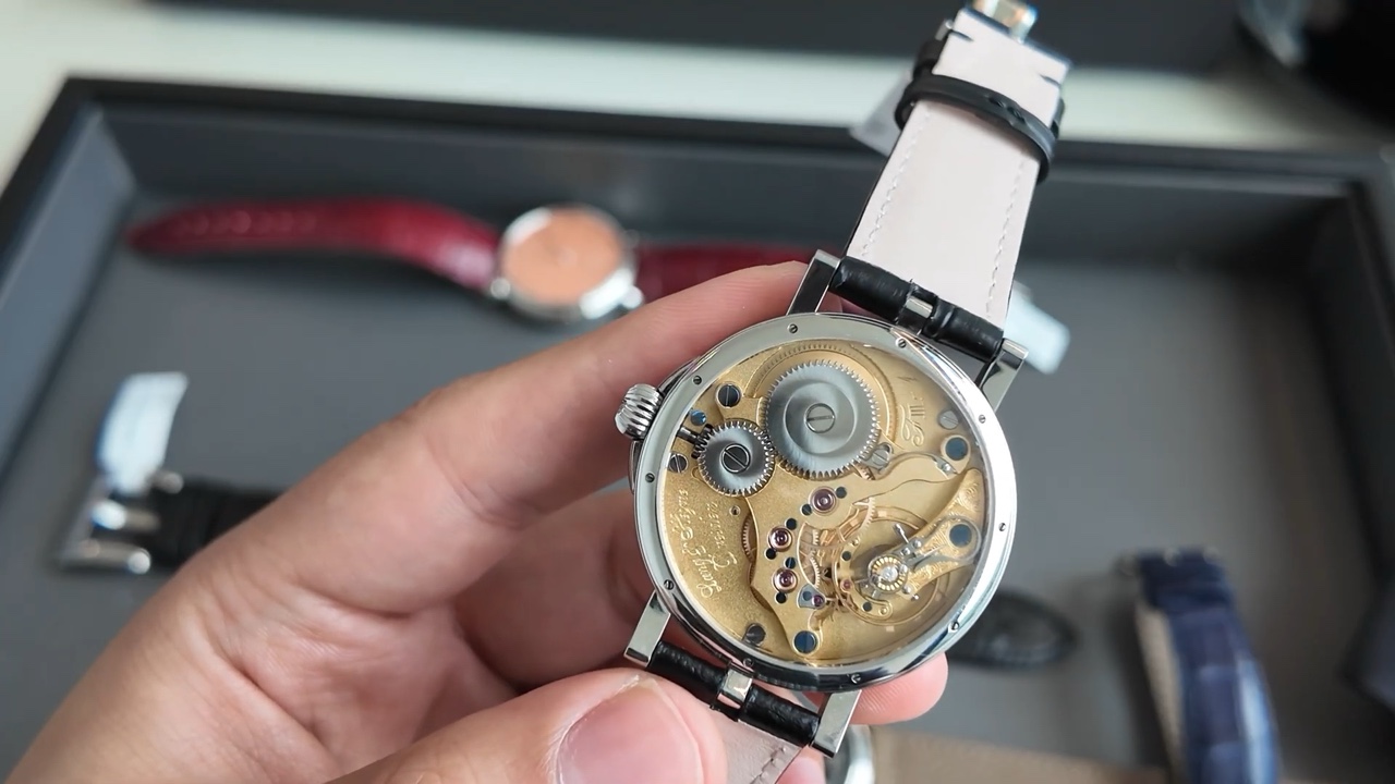 Bộ máy Lang & Heyne Caliber VI qua nắp lưng lộ máy, cầu máy mạ vàng chạm khắc tay