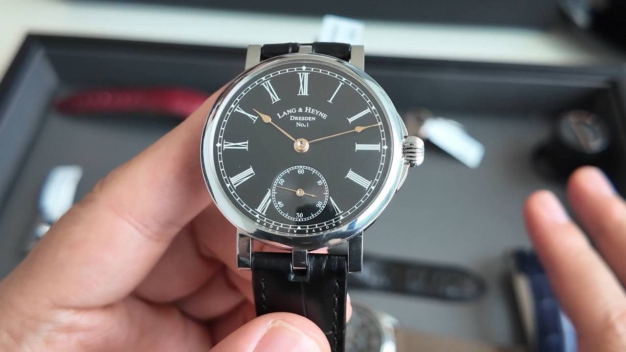Mặt số đen bóng Lang & Heyne Friedrich III với kim vàng và giây nhỏ