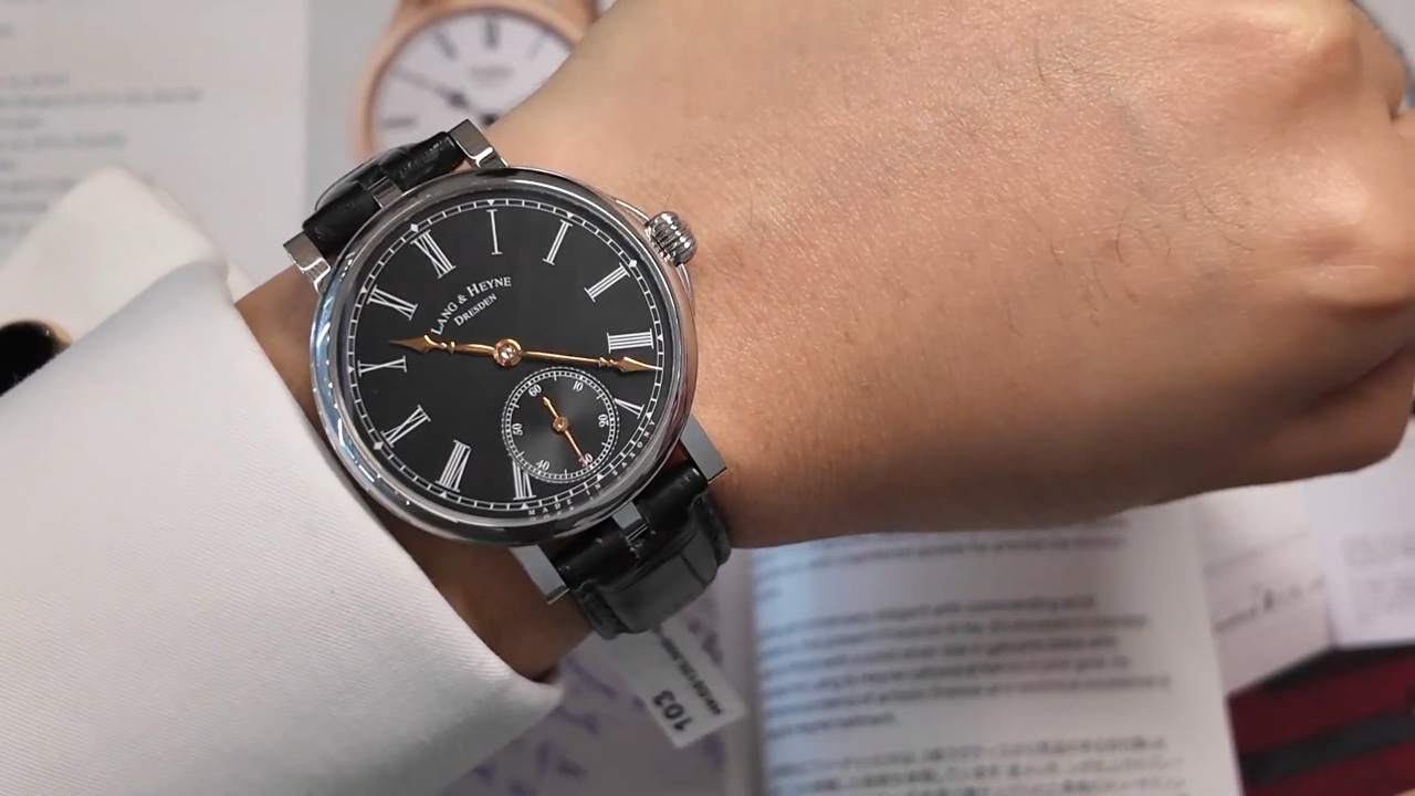 Lang & Heyne Friedrich III 39 mm trên cổ tay
