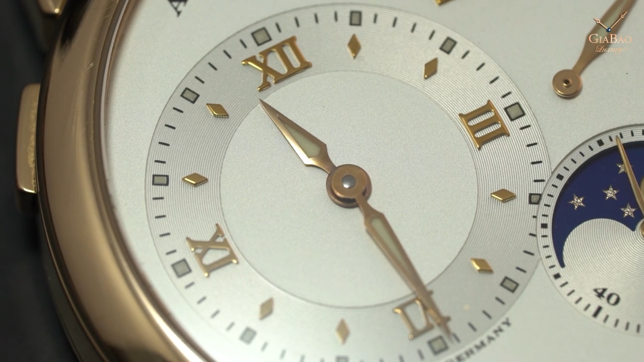 Cận cảnh kim vàng và mặt số Lange 1 Moon Phase