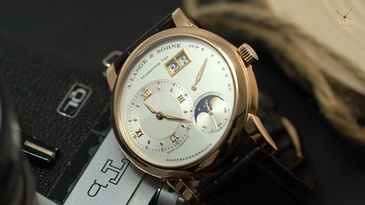 A. Lange & Söhne Lange 1 Moon Phase 109.032 bằng vàng hồng