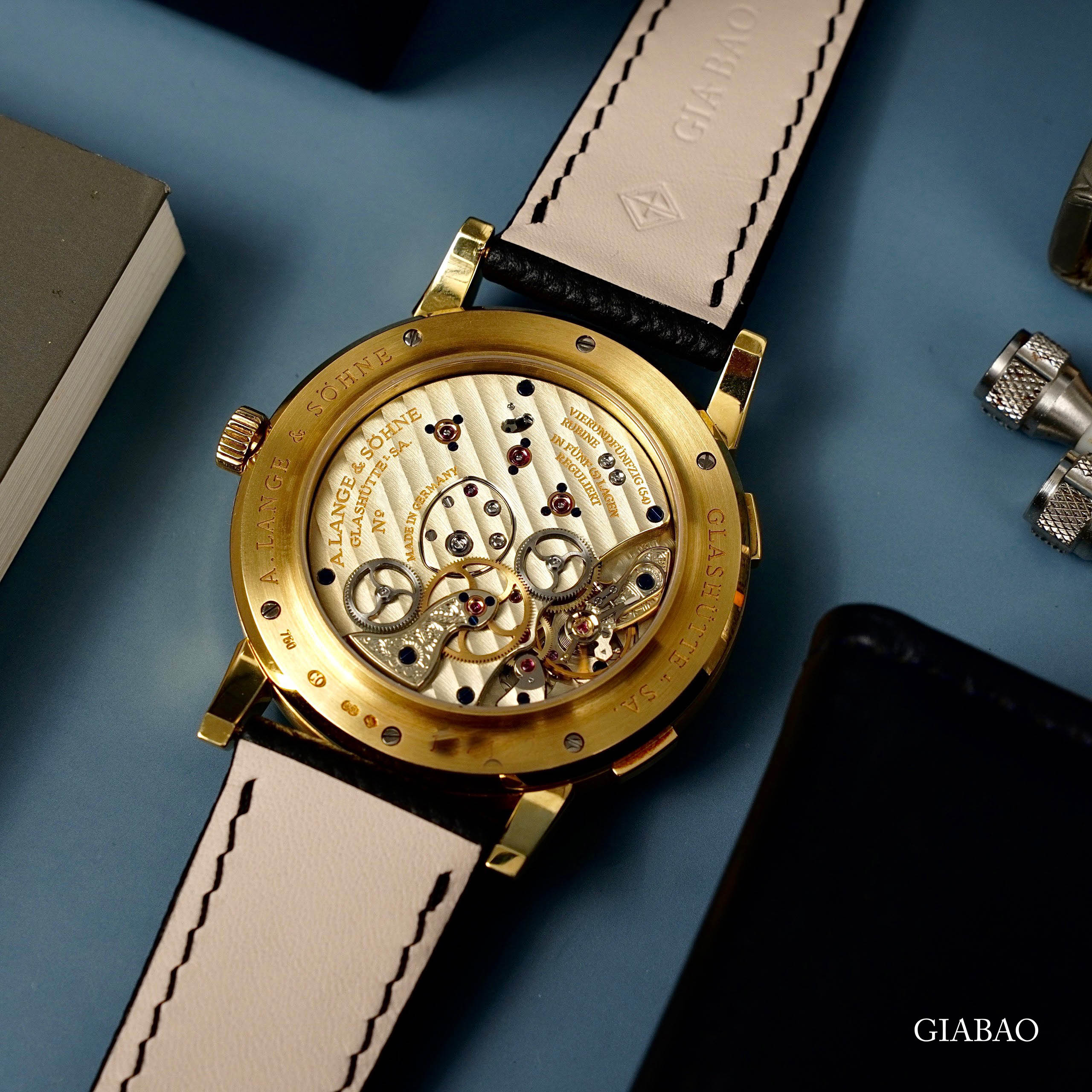 Calibre L031.1 của Lange 1 Time Zone