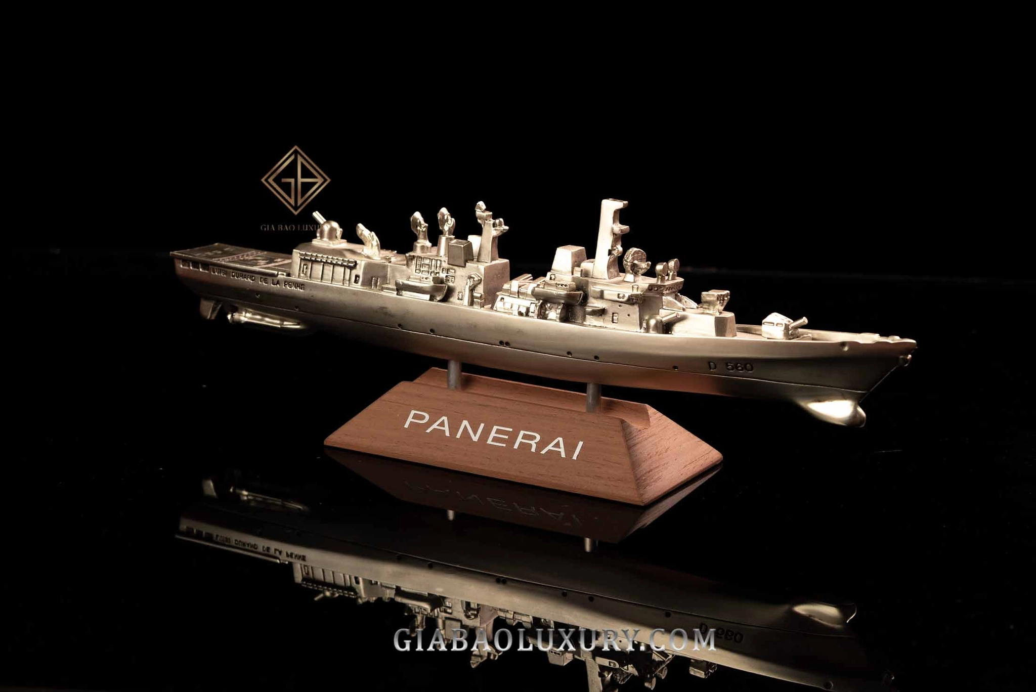Lịch sử Panerai: từ Radiomir đến Luminor: Mặt số Panerai dễ đọc trong bố cục tối giản