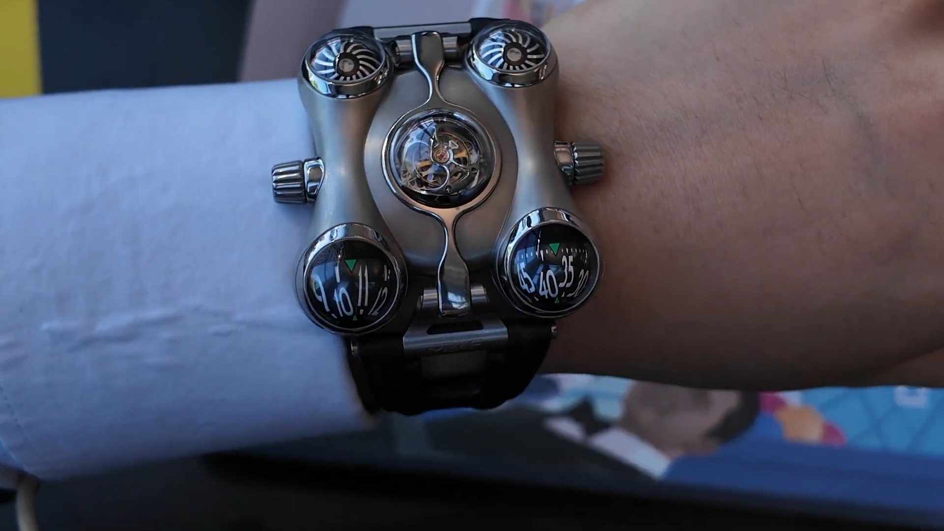 MB&F HM6 Space Pirate trên cổ tay
