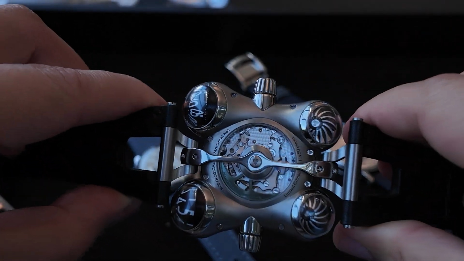 Mặt sau MB&F HM6 Space Pirate với rotor và hai turbine