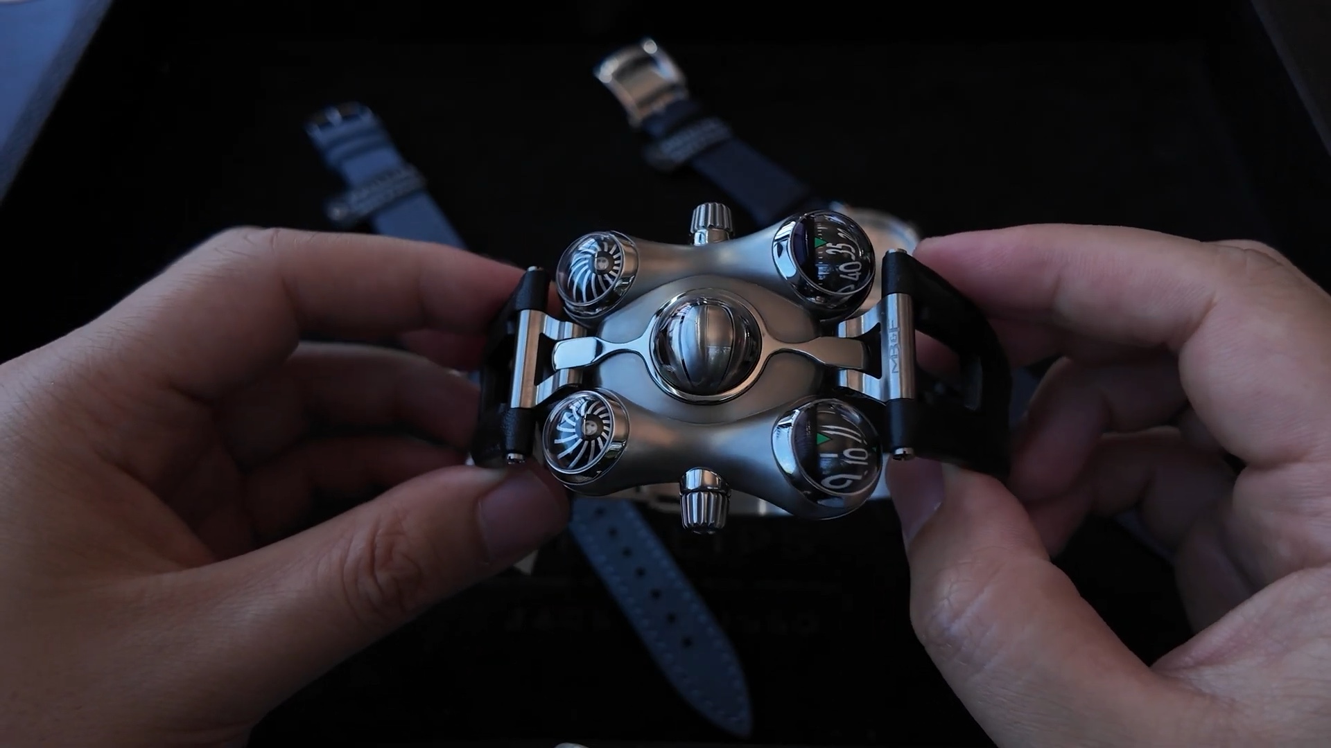 Mặt trước MB&F HM6 Space Pirate với lá chắn tourbillon đóng